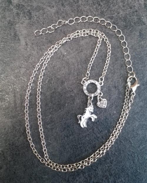 Jemný náhrdelník s koníkem, kruhem a srdcem s krystaly (BD699)