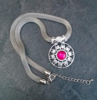 Minerální hadí řetízek s kočičím okem do tvaru kytičky – červený (X1583)