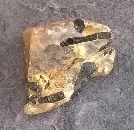 Turmalín v křemenu 114 g (Česká Republika) (X1624)