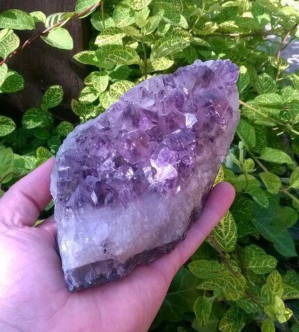 Ametyst drúza narostlá v chalcedonu 1070 g (Brazílie) (X1657)