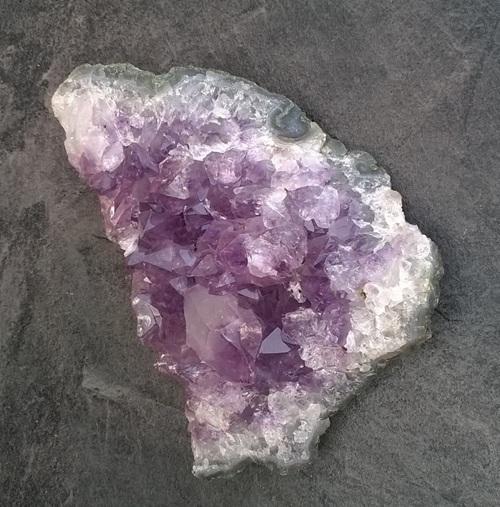 Ametyst drúza narostlá v chalcedonu 628g (Brazílie) (X1658)