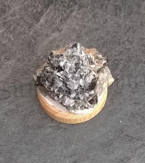 Drúza Morionu na dřevěném podstavci 25g (Česká Republika) (X1666)