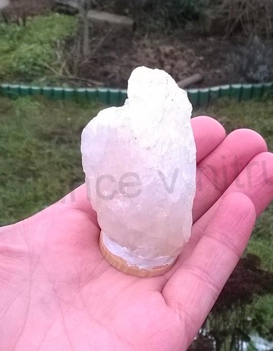 Křemen na dřevěném podstavci 105 g (Česká republika) (X1677)