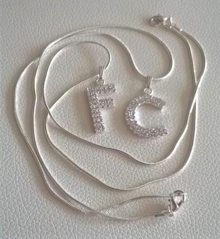 Řetízkový náhrdelník s písmenem a čirými zirkony - více písmen (BD722)