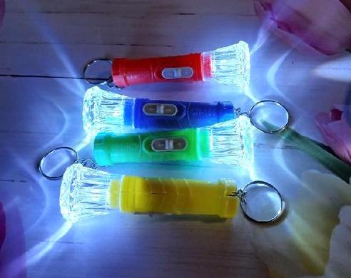 Kličenka, přívěšek mini sviticí baterka žlutá (D972)