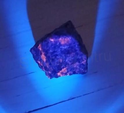 Yooperlit – UV ohnivý kámen, surový 26,6 g (X1860)