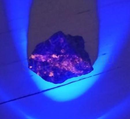 Yooperlit - UV Ohnivý kámen - surový 20,5 g (X1862)