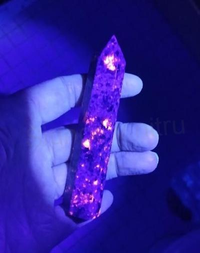 Yooperlit – UV ohnivý kámen, broušená špice 105 mm | 75 g (X1991)
