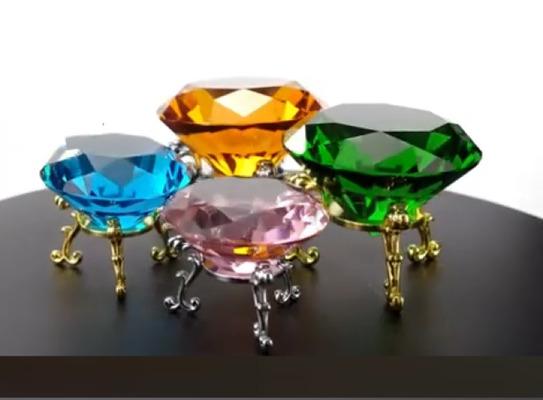 Kovový podstavec na křišťálové koule zlatý (AE51)