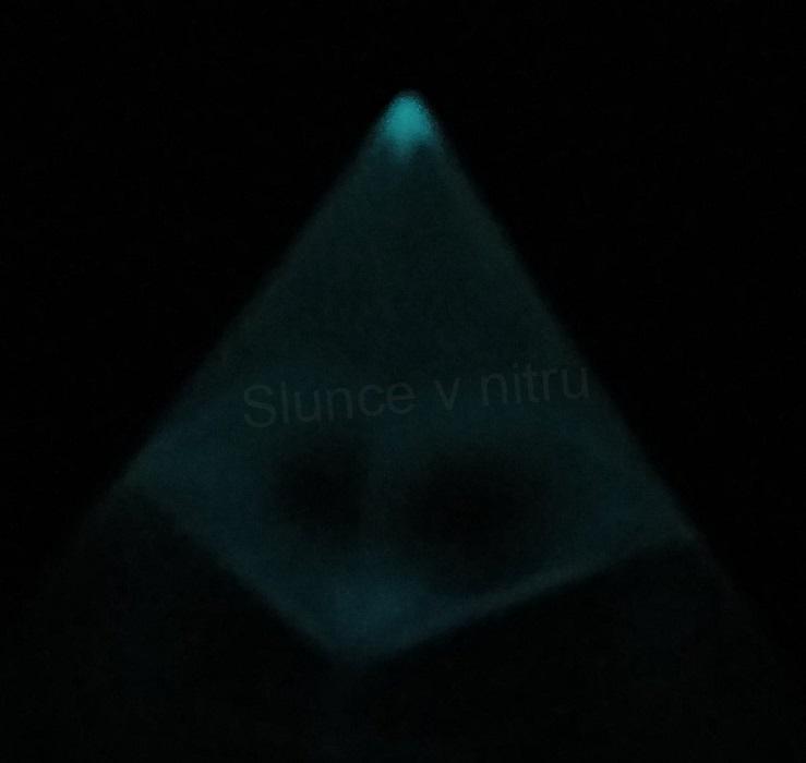 Orgonitová pyramida - s frost efektem Ledová námraza + noční fluo osvícení 16,2 x 14,5 cm (PP58)
