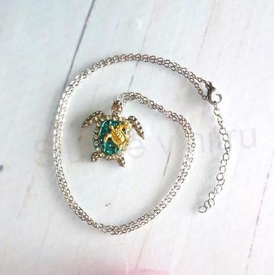 Náhrdelník s přívěškem želvy s kamínky platinová (BD429)