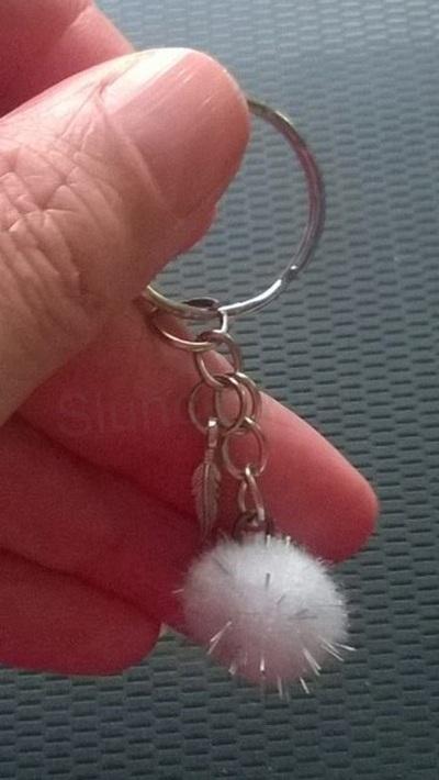 Přívěsek na klíče - barevná bambulka s listkem bílá (H282)