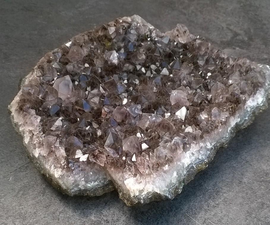 Ametyst drúza narostlá v chalcedonu 1340g (Brazílie) (X1146)