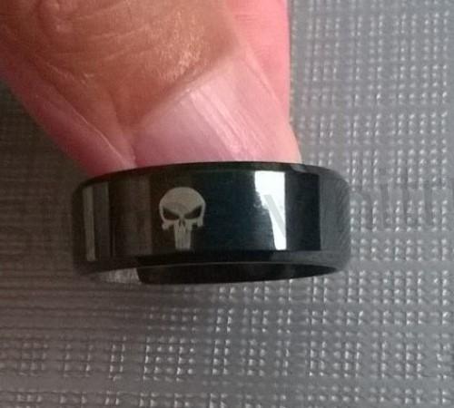 Černý prsten z chirurgické oceli / titán s ornamentem lebka, punisher (BP397)