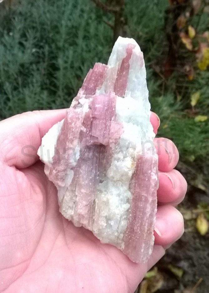 Turmalín rubelit surový 202 g (Brazílie) (X1273)