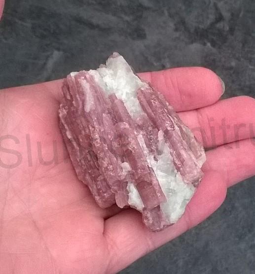 Turmalín rubelit surový 123 g (Brazílie) (X1278)
