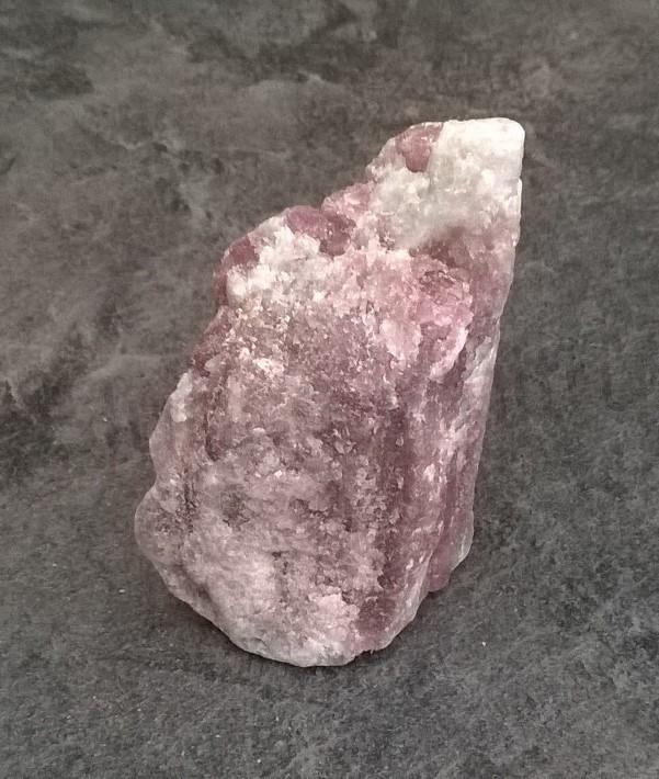 Turmalín rubelit surový 121 g (Brazílie) (X1279)