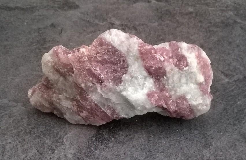 Turmalín rubelit surový 110 g (Brazílie) (X1280)