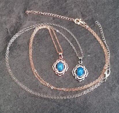 Opálový minerální náhrdelník – kytička osázená křišťálky (X1286)