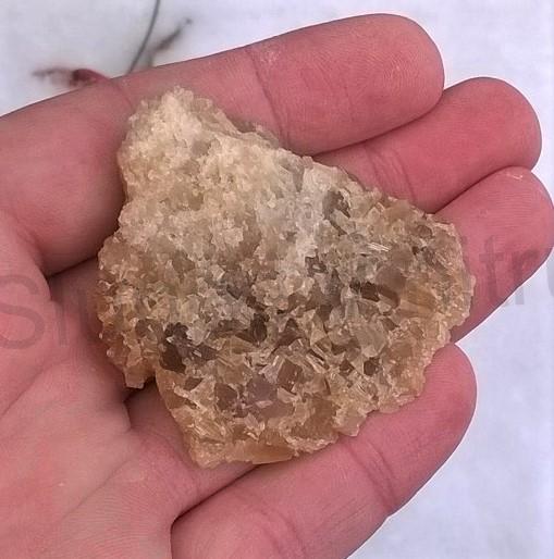 Drúza kalcitu žlutého, medového 35 g (Česká Republika) (X1359)