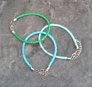 Splétaný náramek z umělé kůže s karabinkou (N9)