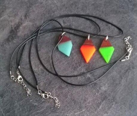 Náhrdelník se sviticím přívěškem v noci  se dřevem (BD655)