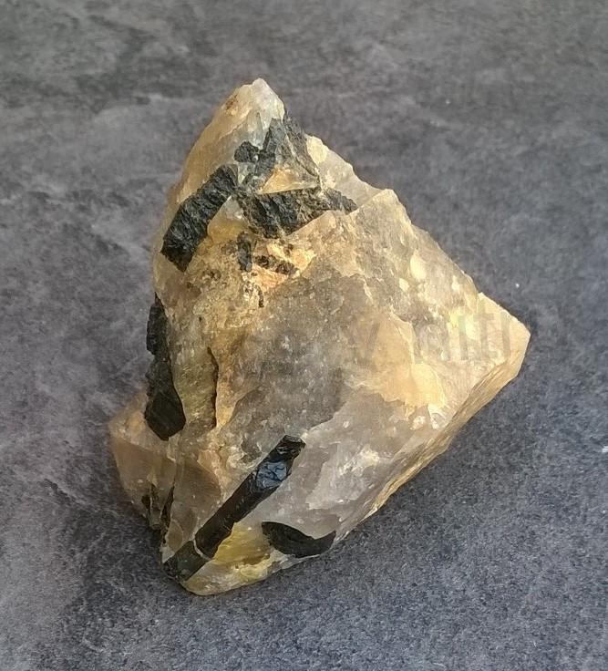 Turmalín v křemenu 114 g (Česká Republika) (X1624)