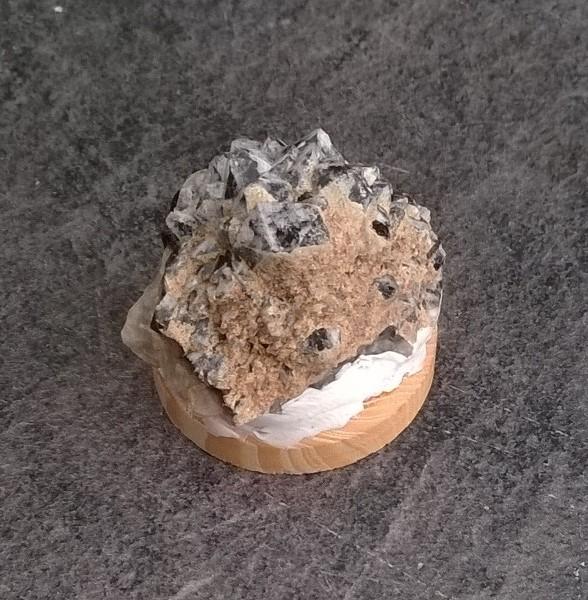 Drúza Morionu na dřevěném podstavci 25g (Česká Republika) (X1666)