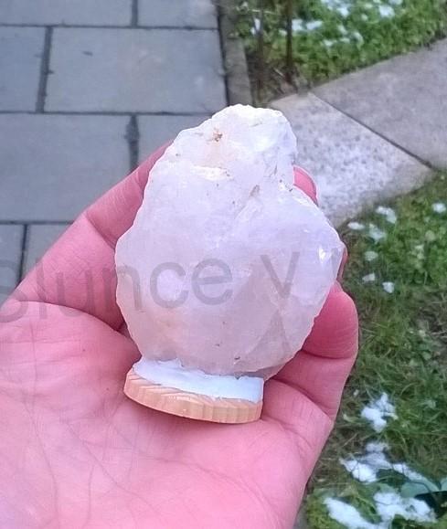 Křemen na dřevěném podstavci 105 g (Česká republika) (X1677)