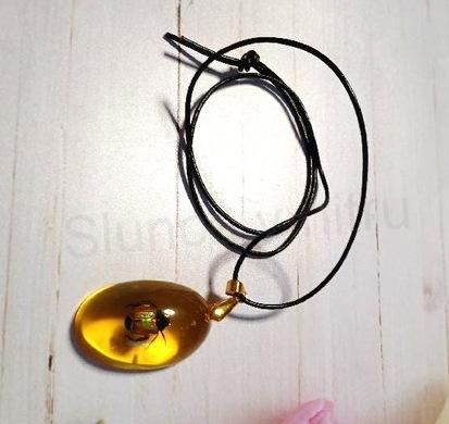 Jantarový přívěšek s broukem na kožené šňůrce (PP202)