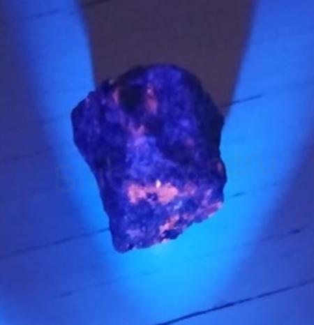 Yooperlit – UV ohnivý kámen, surový 26,6 g (X1860)