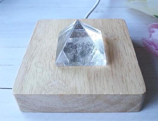 Broušená křišťálová pyramida 34 x 30 mm | 36 g (X1972)