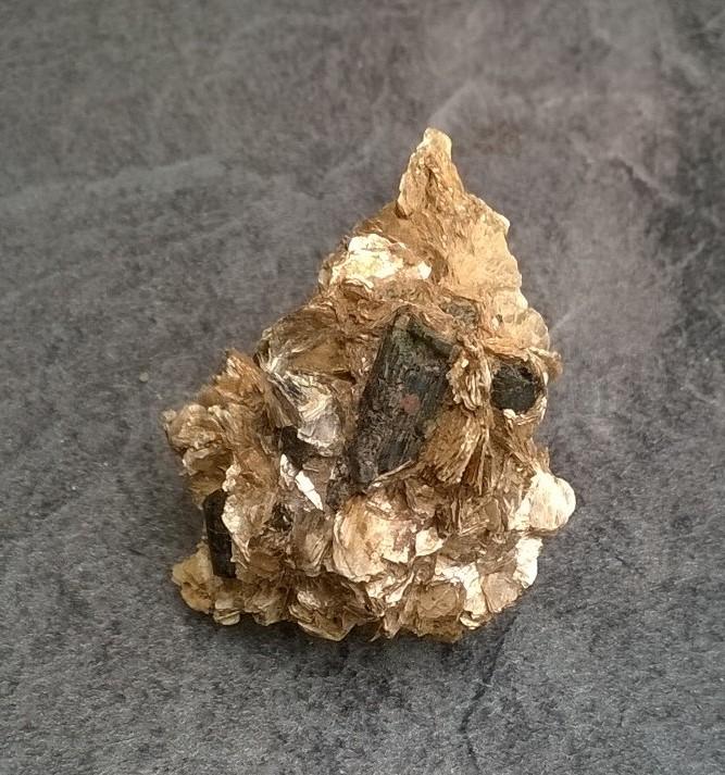 Srostlice krystalů Muskovitu s Turmalínem a albitem 31 g (Česká Republika) (X1139)