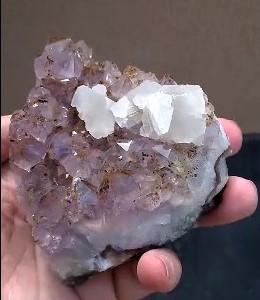Ametyst drúza s kalcitem narostlá v chalcedonu 461g (Brazílie) (X1156)