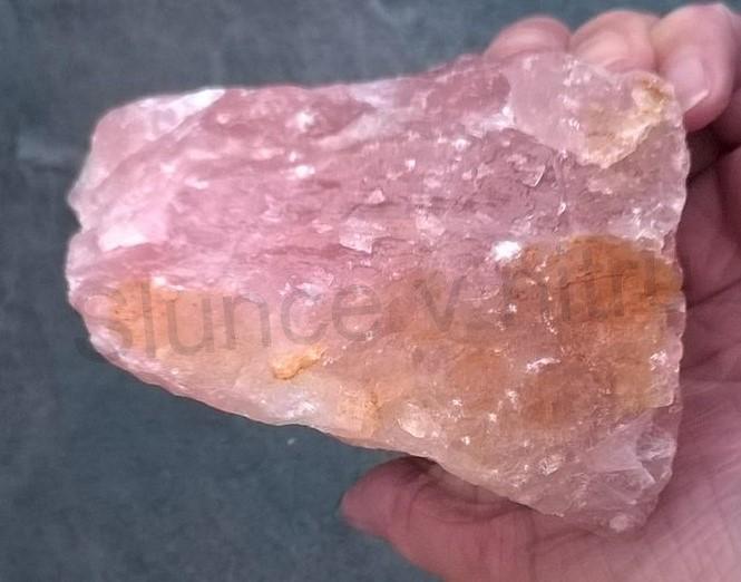 Velký Růženin surový 909 g (Madagaskar) (X1258)