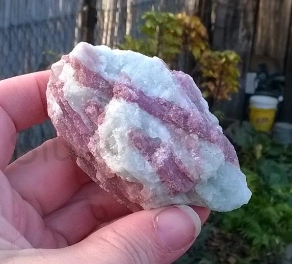 Turmalín rubelit surový 110 g (Brazílie) (X1272)