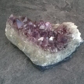 Ametyst drúza narostlá v chalcedonu 1070 g (Brazílie) (X1657)