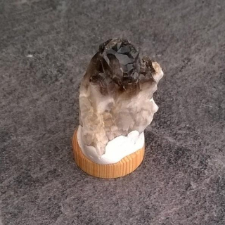 Drúza Morionu na dřevěném podstavci 17g (Česká Republika) (X1664)