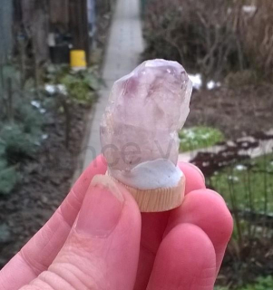 Drúza Ametystu na dřevěném podstavci 21g (Česká Republika) (X1668)