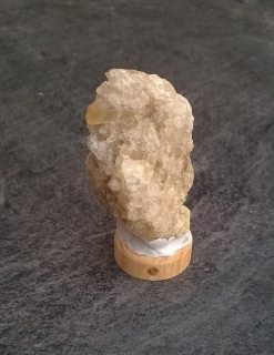 Drúza kalcitu žlutého, medového 28g (Česká Republika) (X1669)