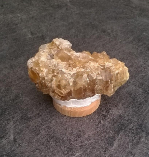 Drúza kalcitu žlutého, medového 54g (Česká Republika) (X1671)