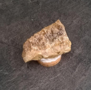 Drúza kalcitu žlutého, medového 45g (Česká Republika) (X1678)