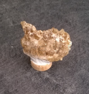 Drúza kalcitu žlutého, medového 22g (Česká Republika) (X1680)