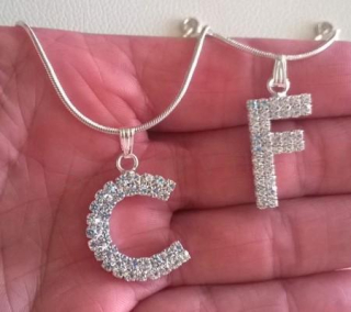 Řetízkový náhrdelník s písmenem a čirými zirkony - více písmen (BD722)