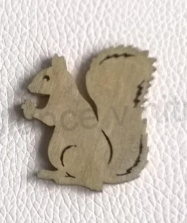 Dřevěné výřezy veverka hnědo zelená  (V79)