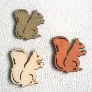 Dřevěné výřezy veverka více barev (V79)