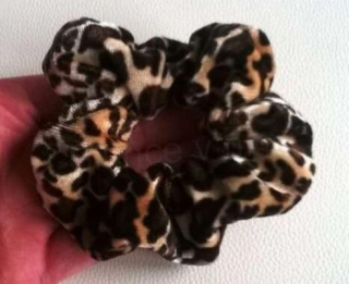 Velká sametová gumičká do vlasů hnědá (H457)