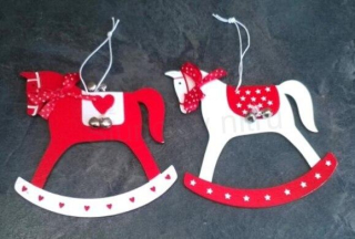 Dřevěné výřezy - závěsná ozdoba Koník, koníček s rolničkou dvě barvy (V82)