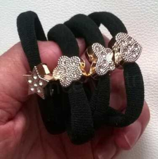 Velká gumička s ozdobou s kamínky více druhů (H485)