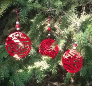 Dřevěné výřezy - závěsná ozdoba vánoční koule červená (V142)